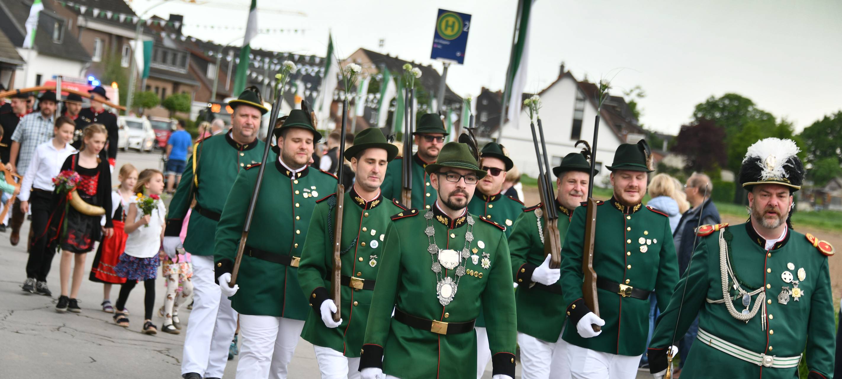 Schützenbruderschaft Serm läuft durch die Straßen