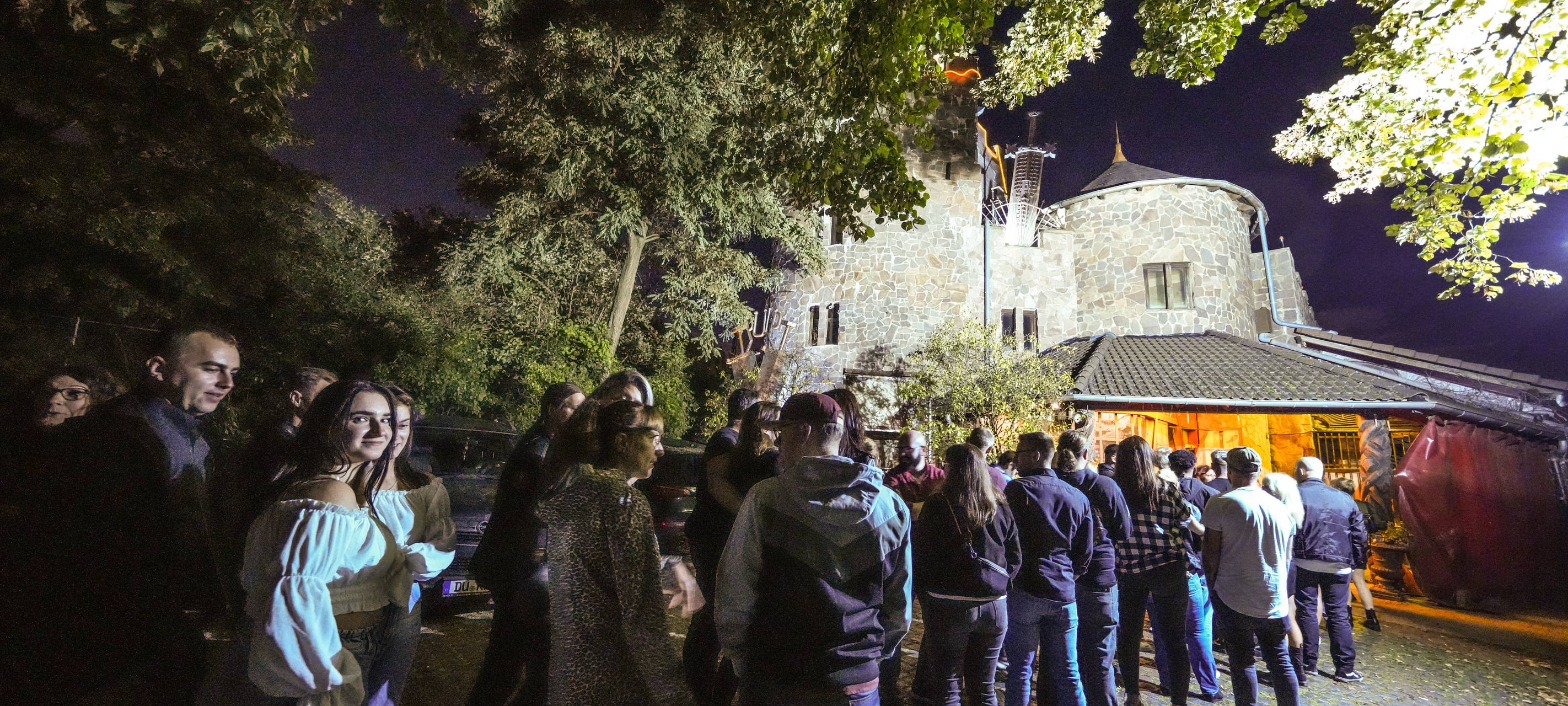Menschen stehen vor dem Pulp in Duisburg an.