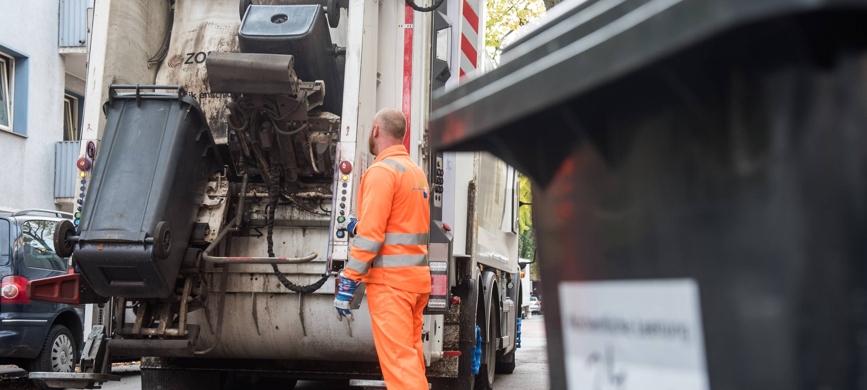 Müllabfuhr holt die Mülltonnen ab