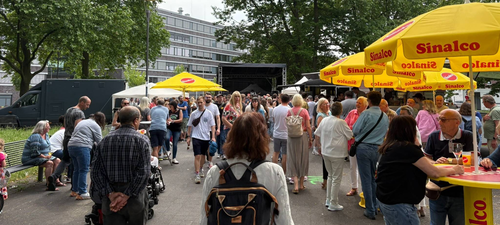 Menschenmenge vor der Bühne beim Fest auf der Mülheimer Straße