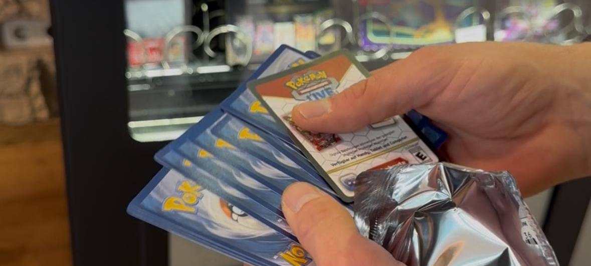 Im Forum Duisburg können jetzt Sammelkarten wie Pokémon-Karten an einem Automaten gezogen werden.