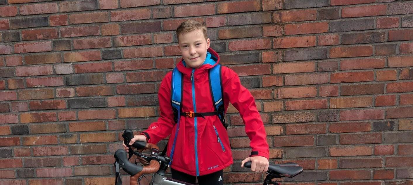 Luis aus Moers und sein Gravel Bike sind bereit für die Tour vom Ruhrgebiet bis nach Bensersiel.