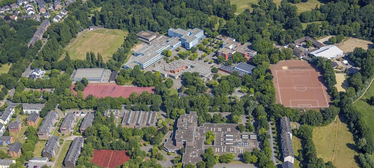 Ein Unbekannter hat am Donnerstagnachmittag in Duisburg-Huckingen versucht, ein 11-jähriges Mädchen zum Mitkommen zu bewegen. Das Kind reagierte richtig, schrie um Hilfe und rannte nach Hause.