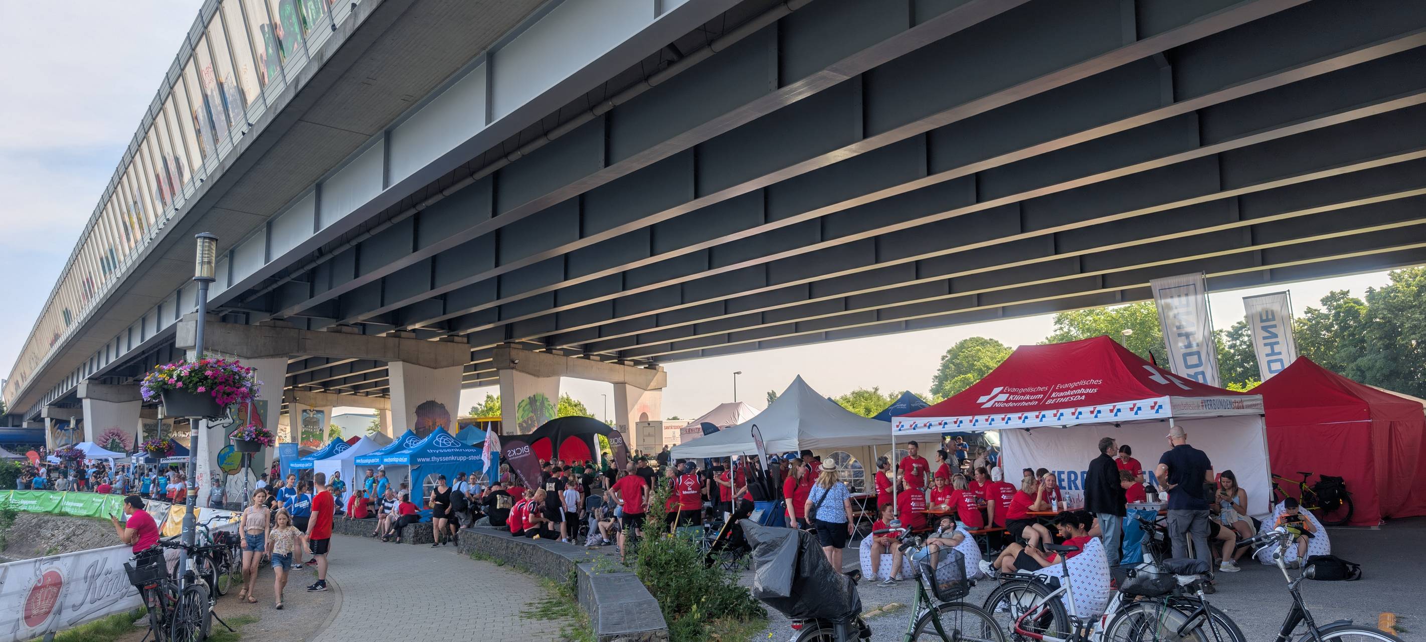 Im Fahrerlager unter der A59-Brücke wird munter Pause gemacht und gefeiert.