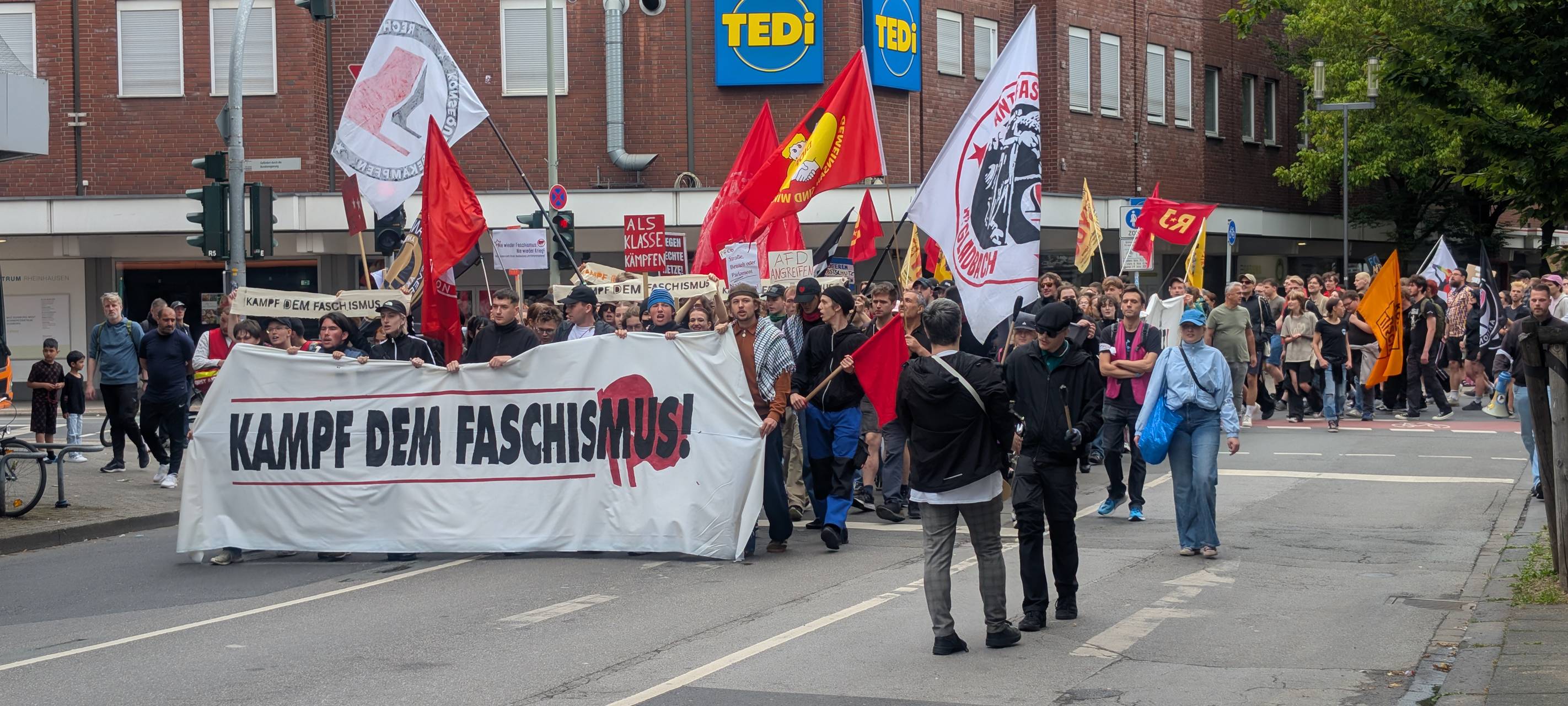 Der Demonstrationszug gegen die AfD ist vom Marktplatz zur Rheinhausenhalle gezogen.