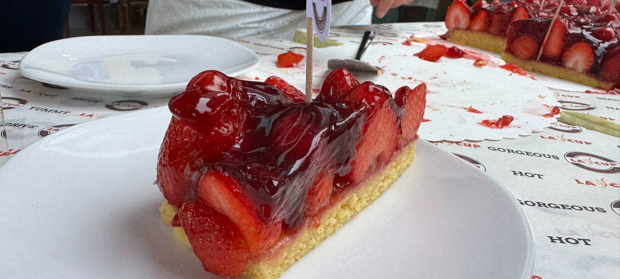 Zehn Meter Erdbeerkuchen