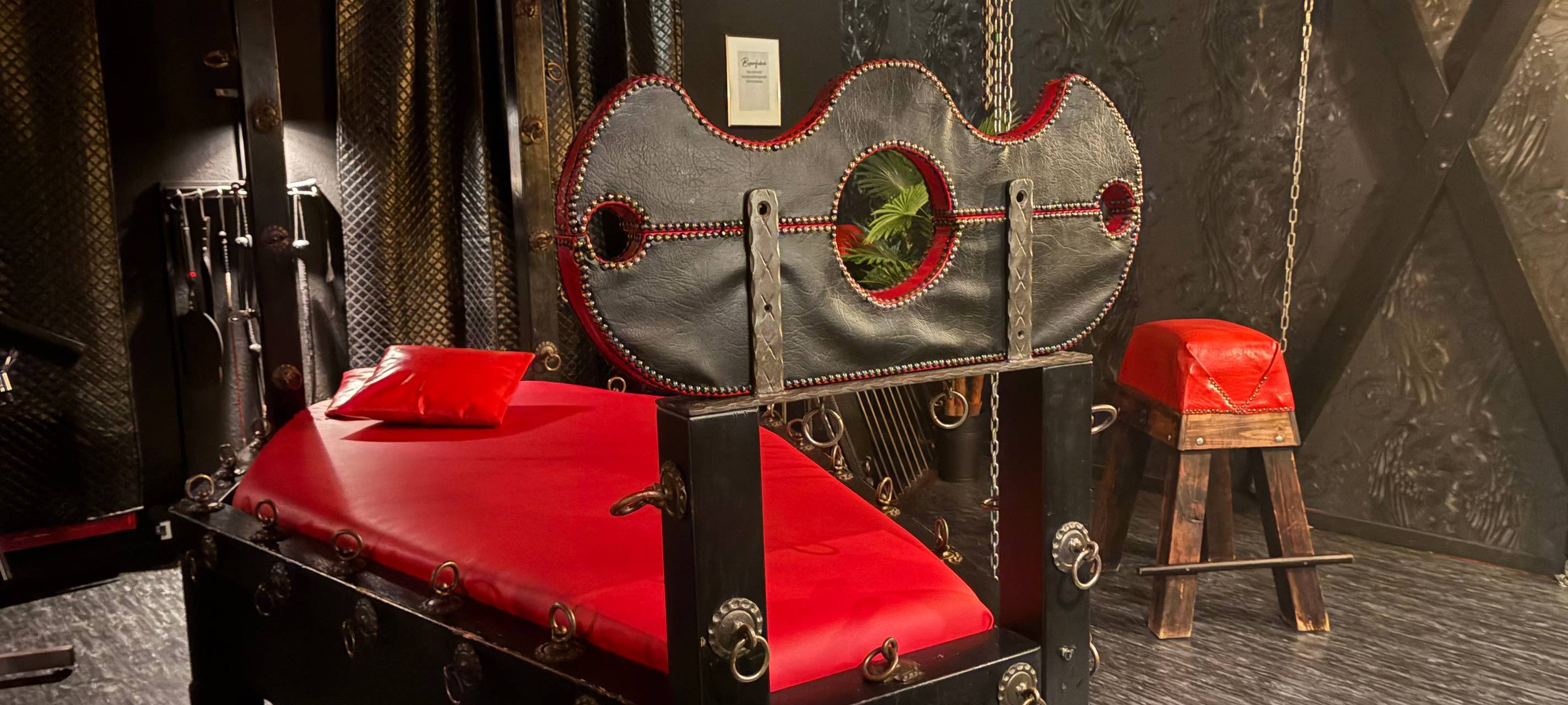 Die "Bizarre Fabrik" stellt acht Themenzimmer privaten Paaren zur Verfügung.