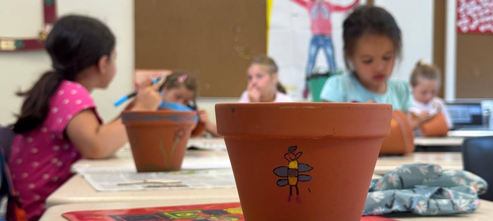 Umweltschutz spielerisch lernen: Kinderbuchautorin begeistert Erstklässler in Huckingen