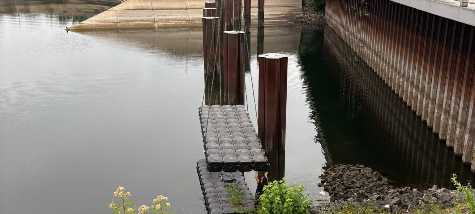 Wasserbühnen-Transport im Duisburger Innenhafen.