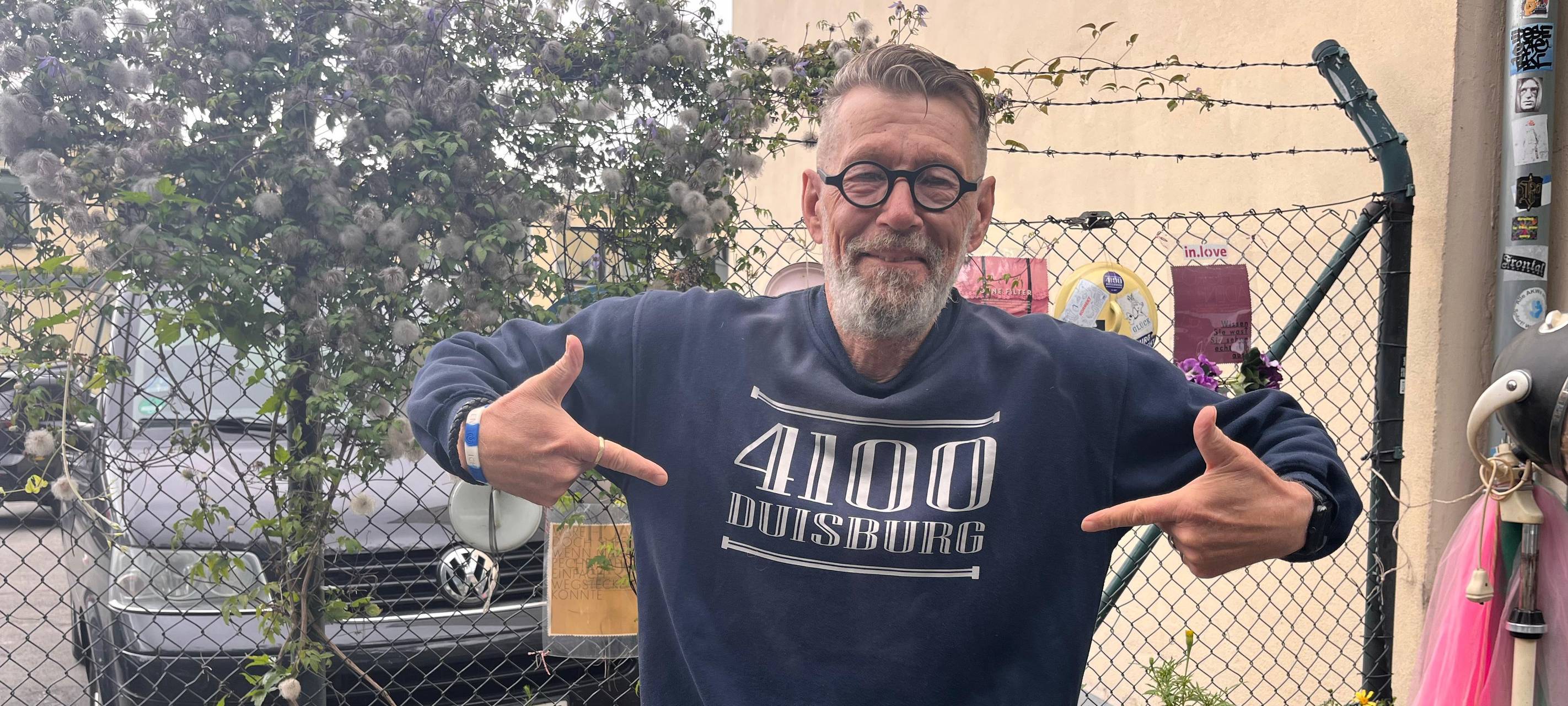 Modisches Herzensprojekt: Wie ein Duisburger mit eigenen Fanartikeln Obdachlosen hilft