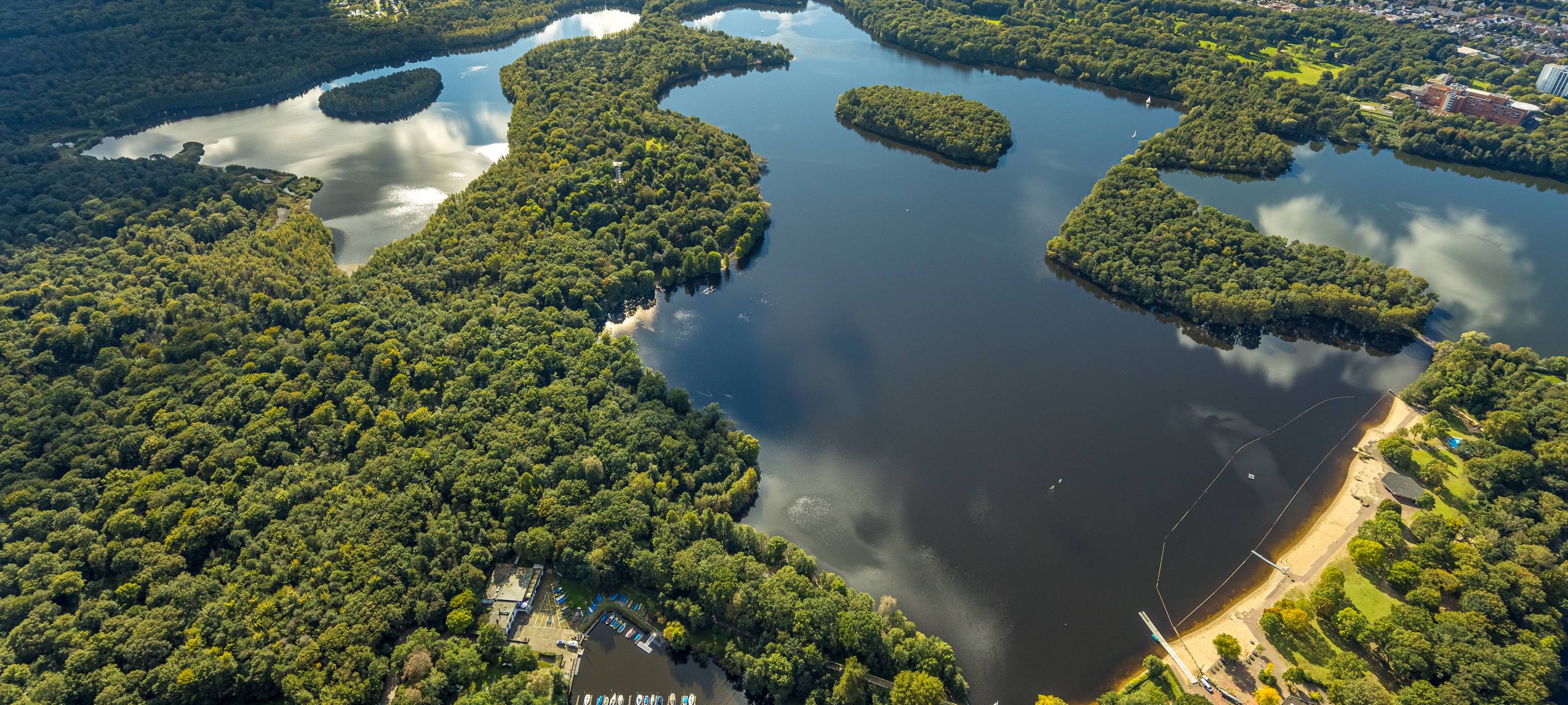 Sechs Seen Platte in Duisburg Wedau aus der Luft umfassende Perspektive bei schönem Wetter