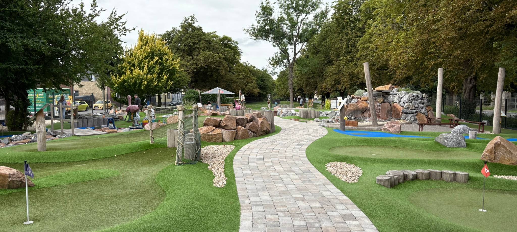 Beim Adventure Minigolf Duisburg sorgen spannende Wasserbahnen und kreative Themenwelten für extra viel Spielspaß.