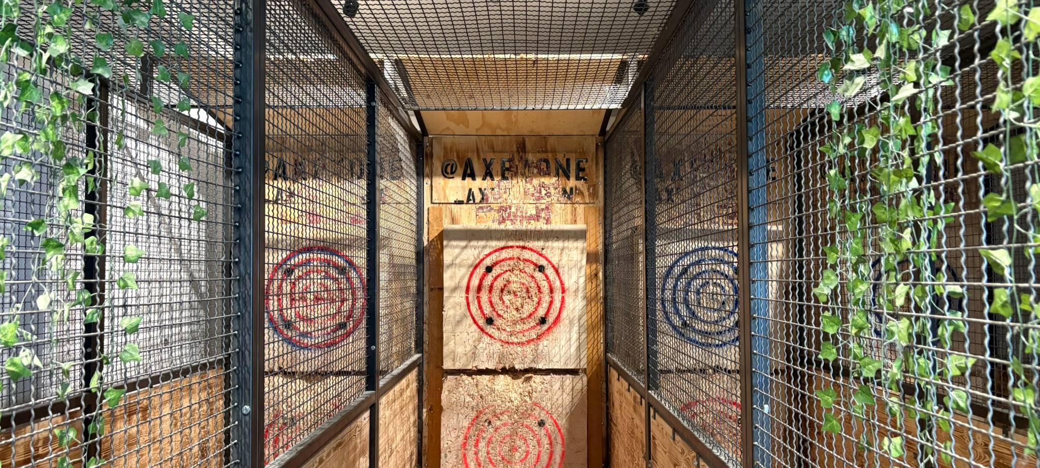In der AxeZone Duisburg kann man sich beim Axtwerfen so richtig auspowern.