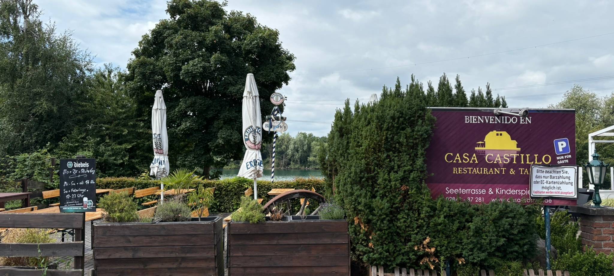 Von der Außenterrasse des Restaurants Casa Castillo hat man einen direkten Blick auf den See.