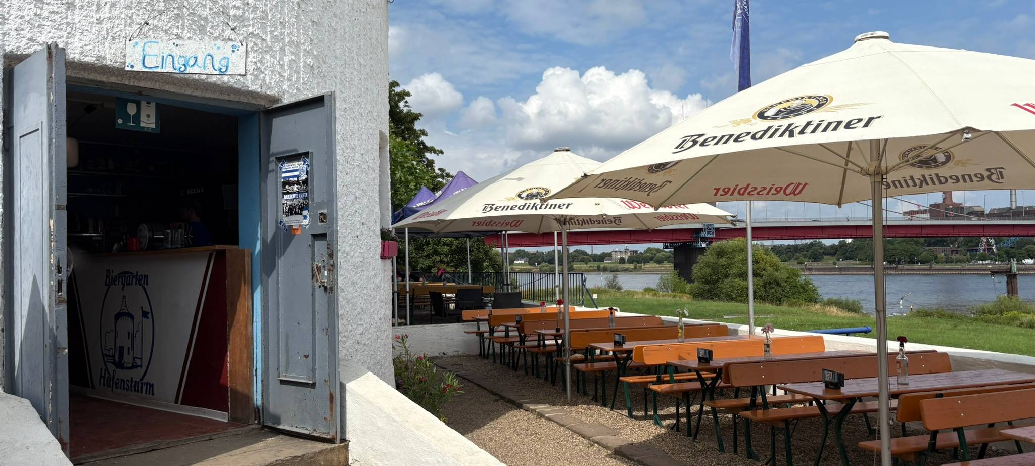 Der Biergarten Hafensturm in Duisburg lädt mit kühlem Bier und tollem Blick aufs Wasser zum Entspannen ein.