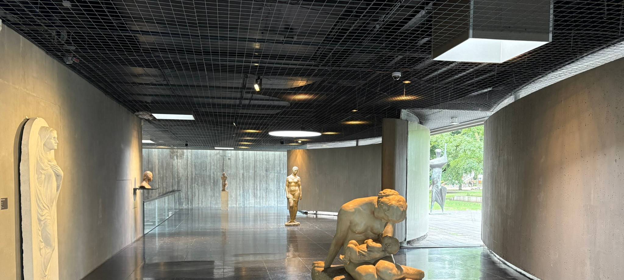 Im Lehmbruck Museum in Duisburg trifft Kunstgeschichte auf moderne Skulpturen.