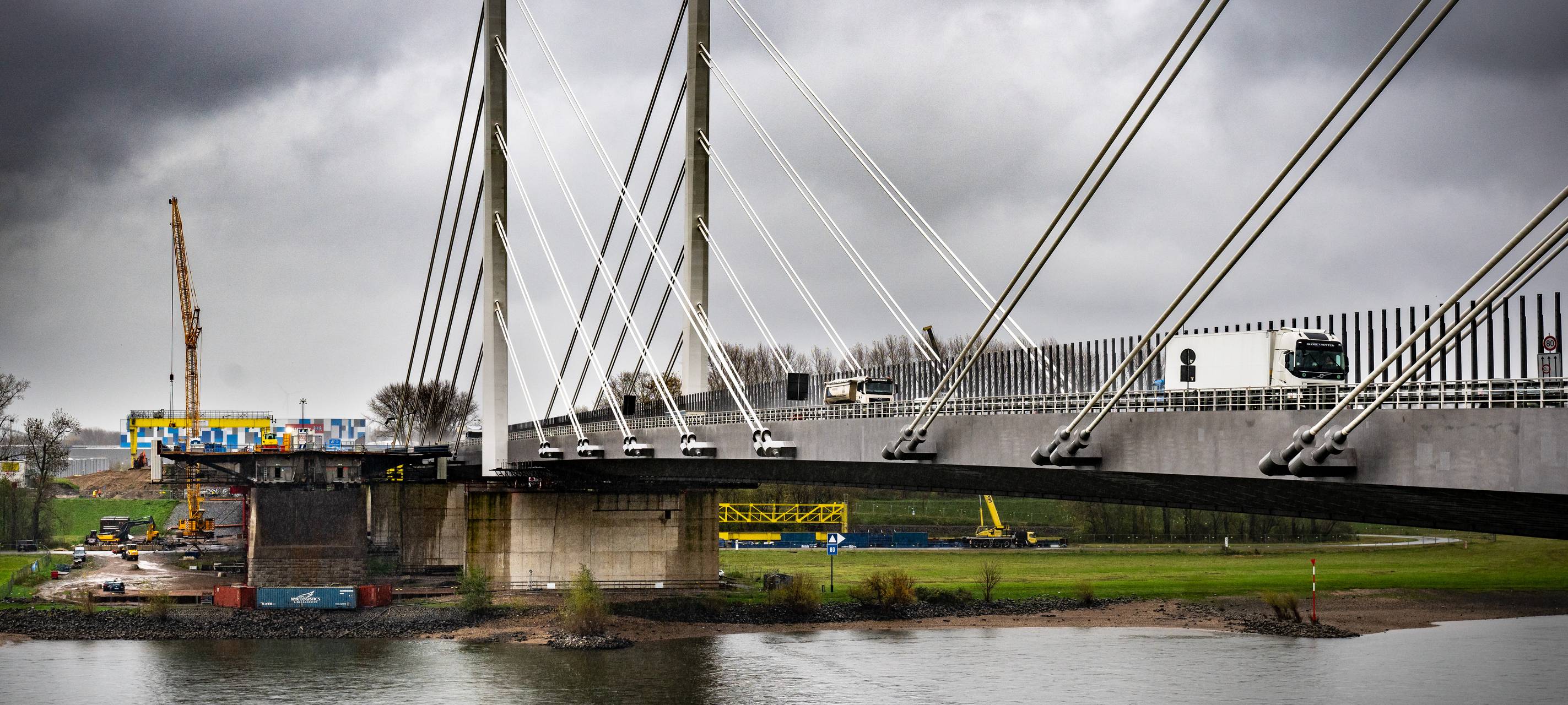 Rheinbrücke Neuenkamp: Fahrbahn wird heute (29.7.) repariert
