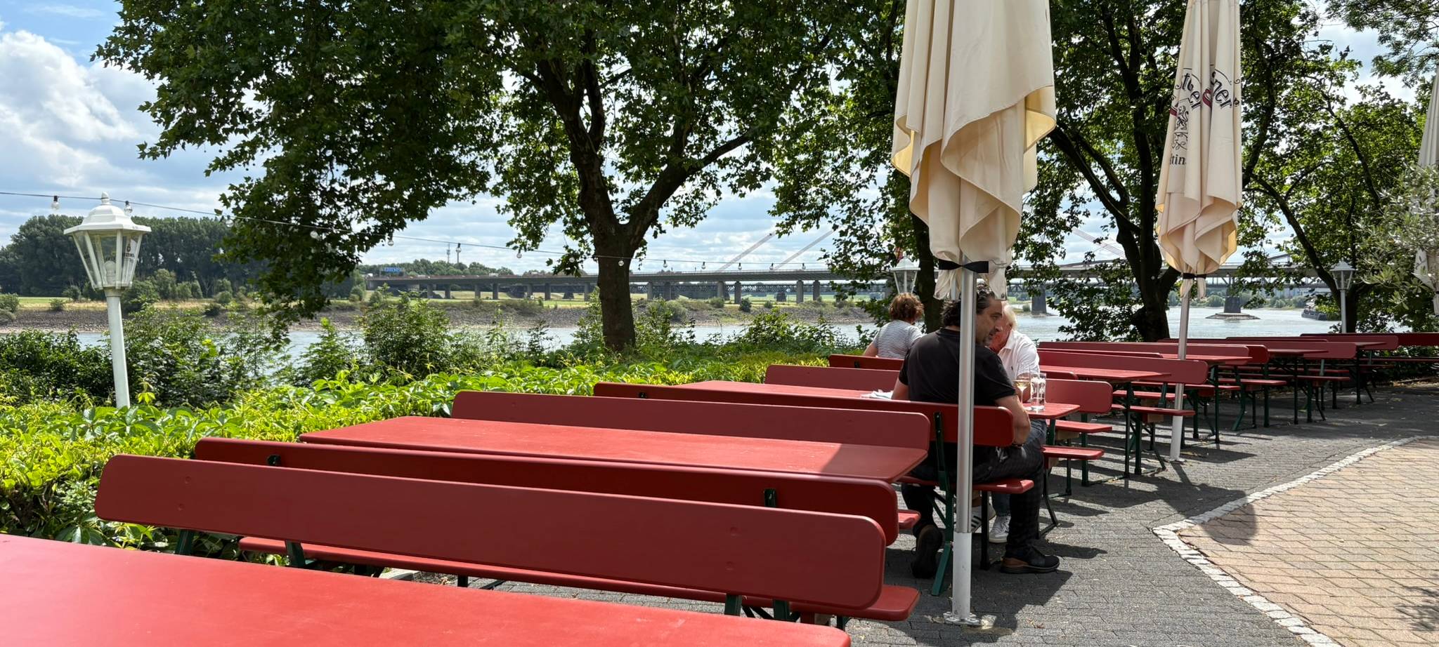 Von der Außenterrasse des Restaurants Rheinblick Baerl hat man einen schönen Blick auf den Rhein.