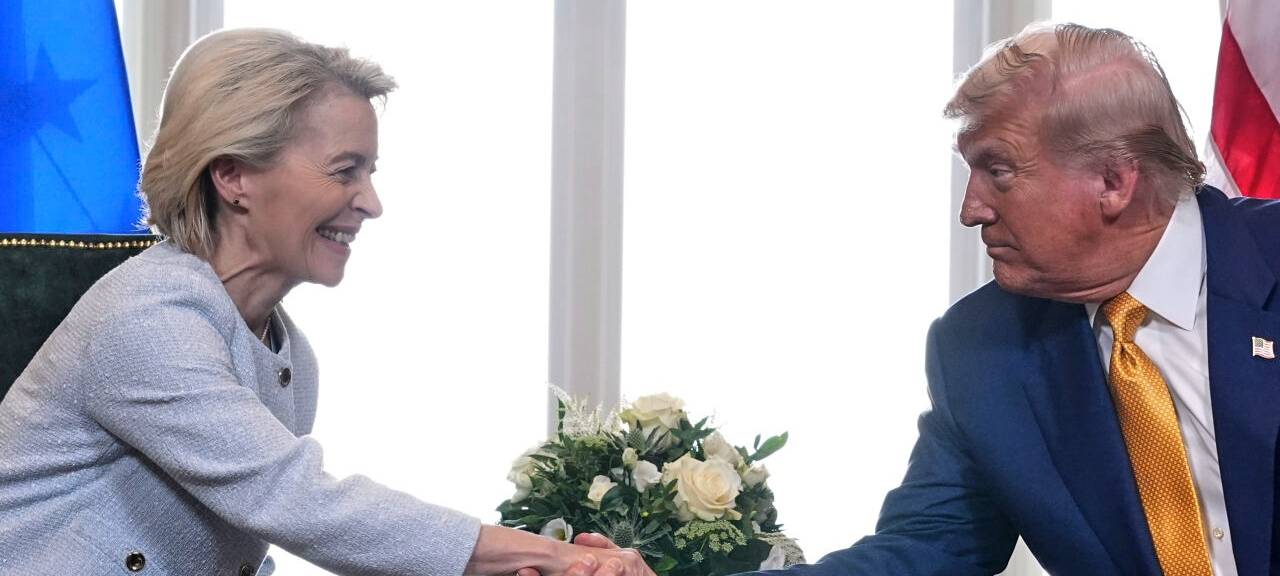 US-Präsident Donald Trump schüttelt der Präsidentin der Europäischen Kommission Ursula von der Leyen die Hand, während sie sich auf dem Trump Turnberry Golfplatz treffen.