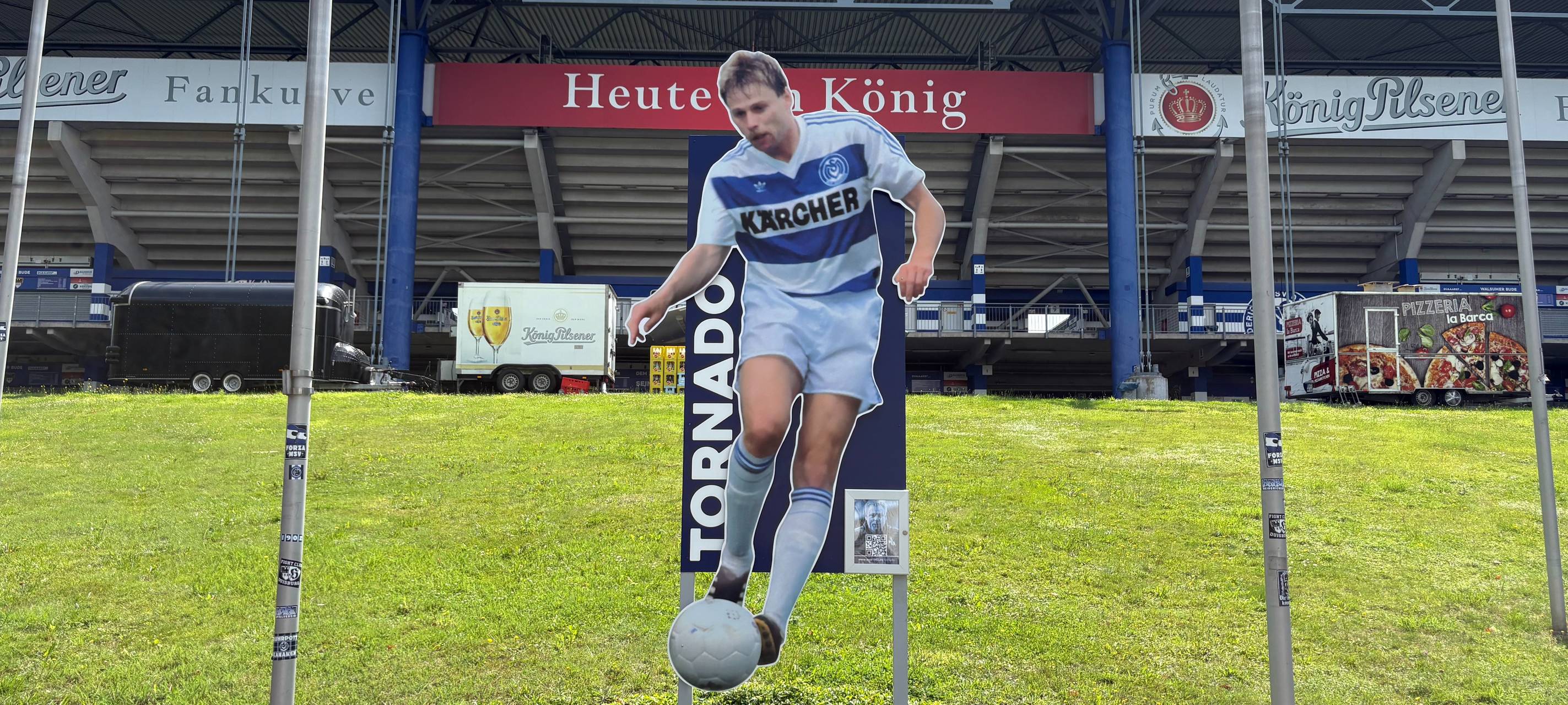 Neuer Aufsteller von MSV-Legende Michael Tönnies vor der Nordkurve