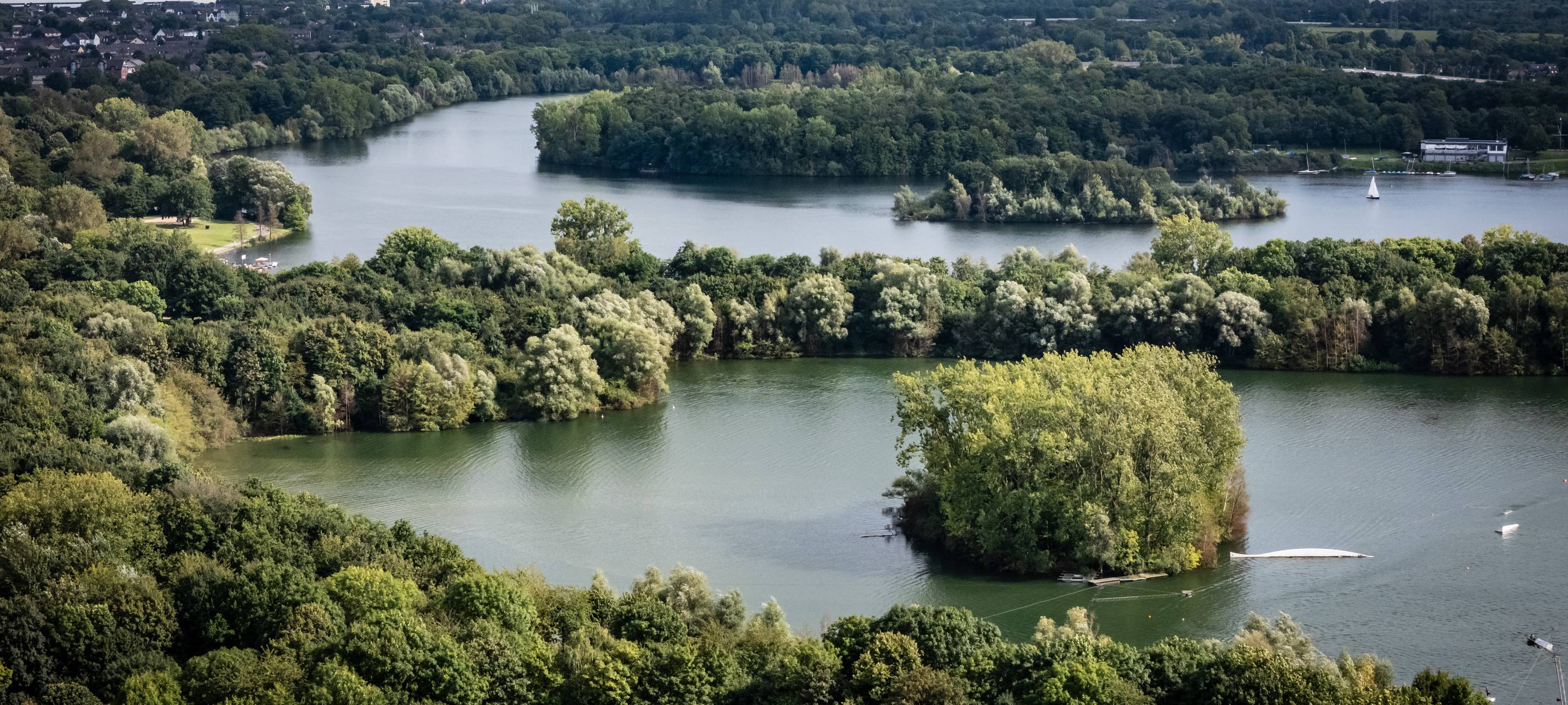 Blick auf den Toeppersee mit all seinen Aktivitäten