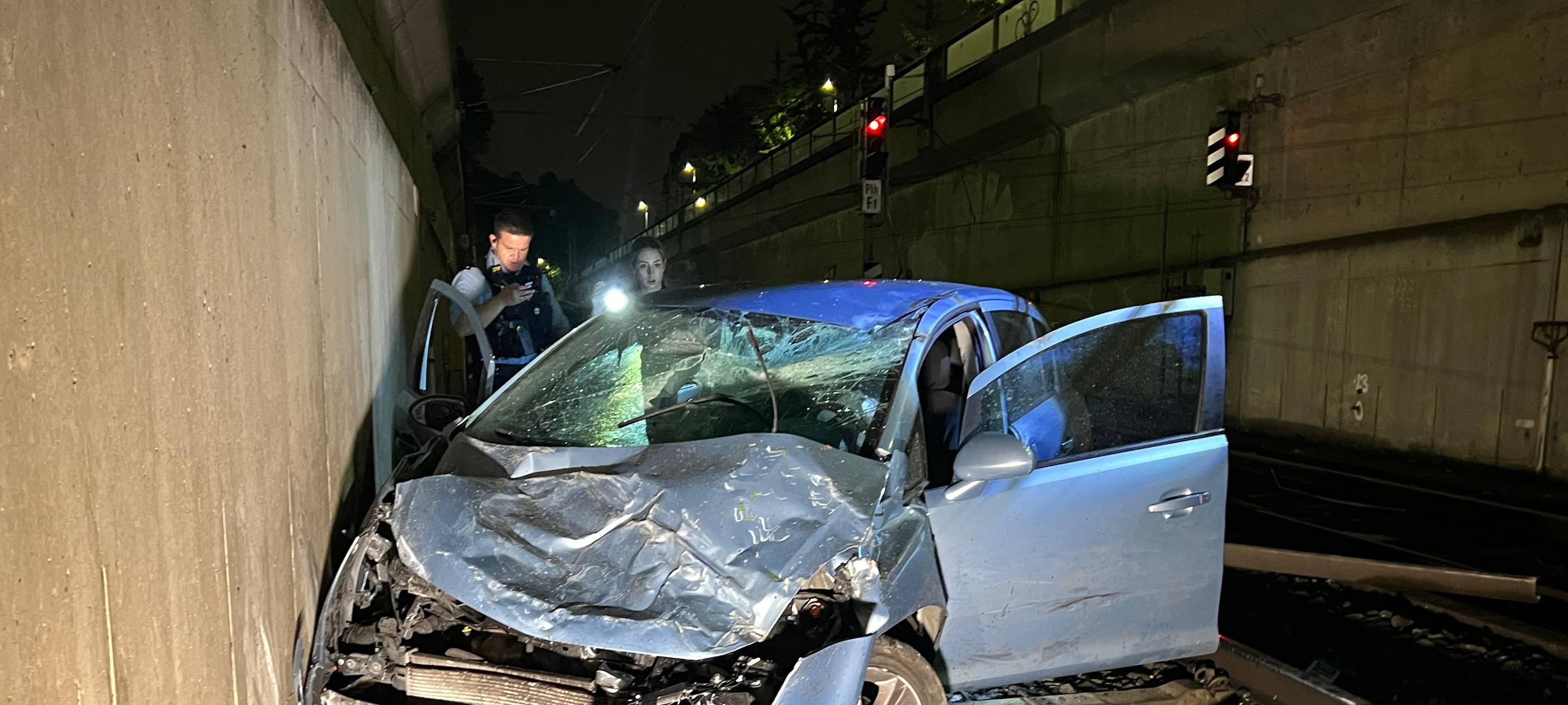 PKW stürzt sechs Meter tief in U-Bahnschacht in Duisburg