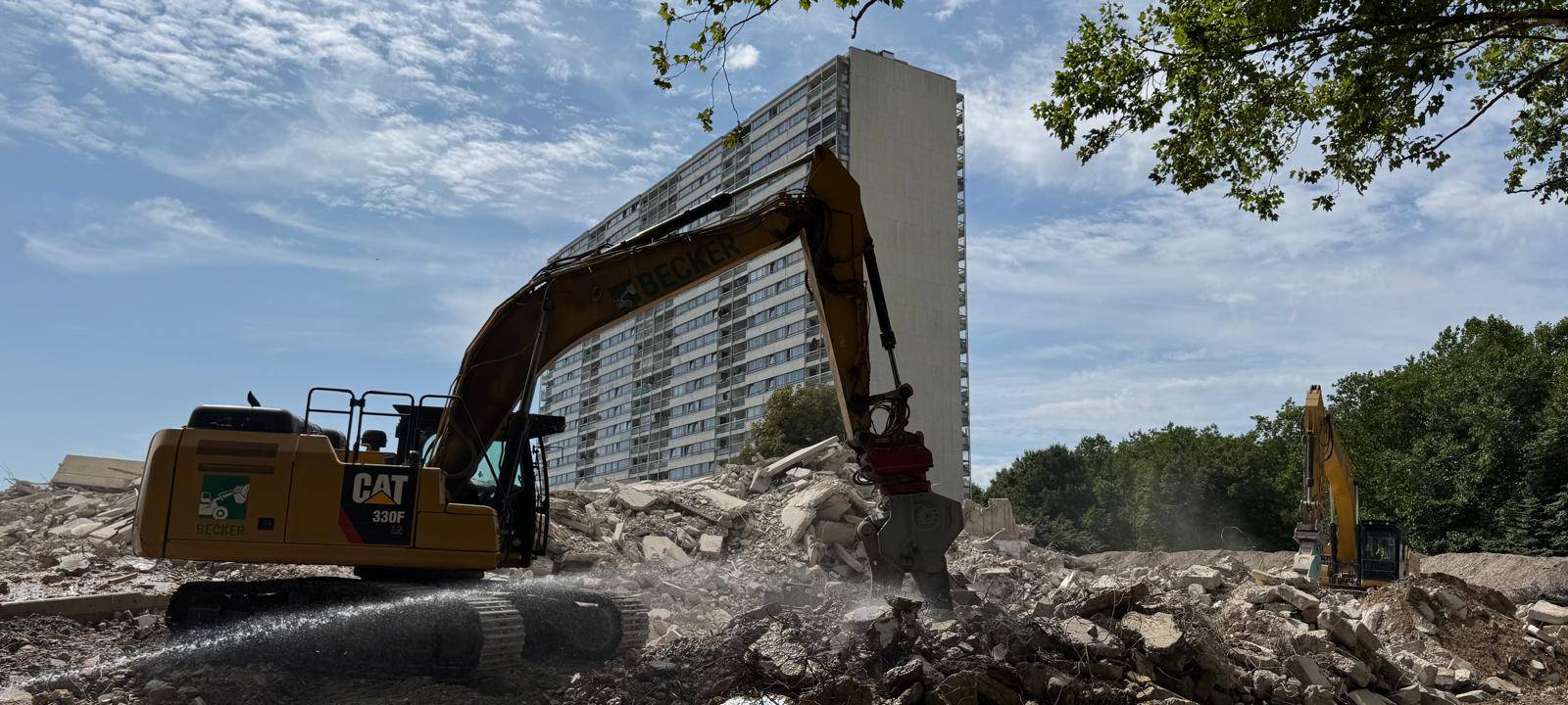 Schwere Geräte schaffen den Schutt nach der Sprengung des Weißen Riesen beiseite