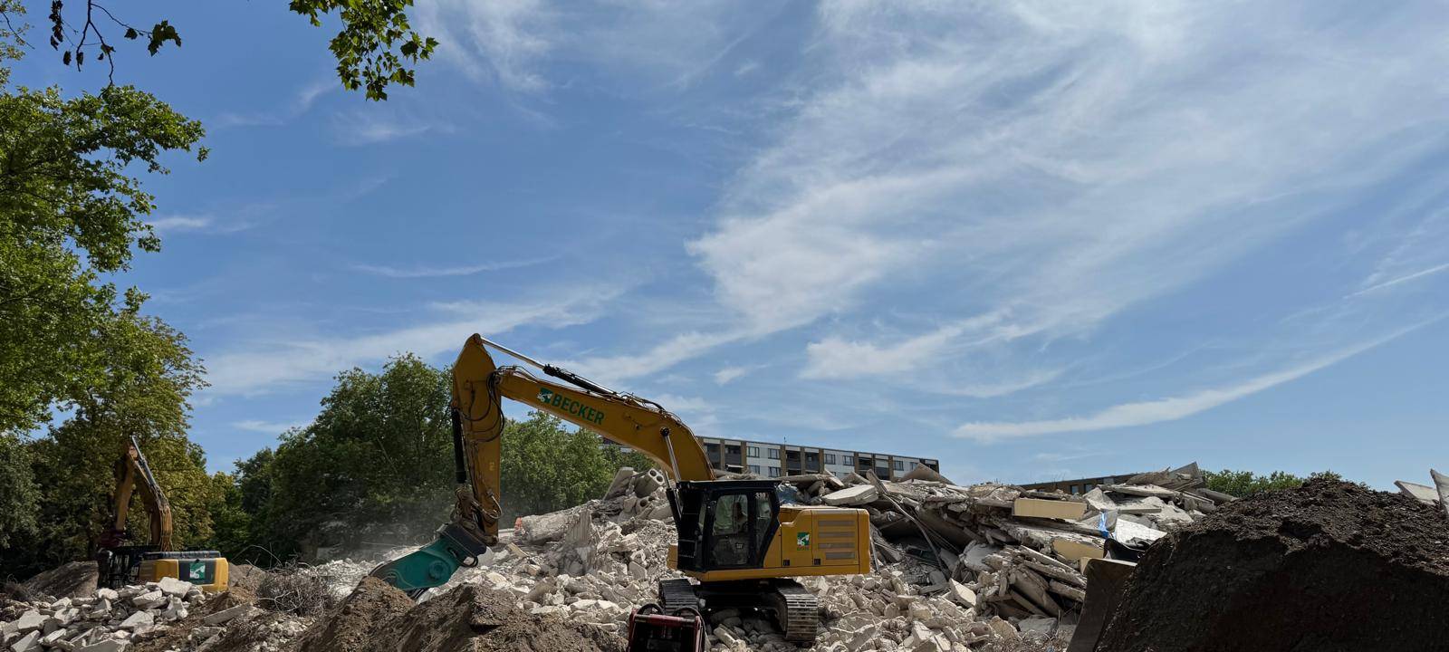 Nach der Sprengung des Weißen Riesen werden große Schutthaufen abtransportiert