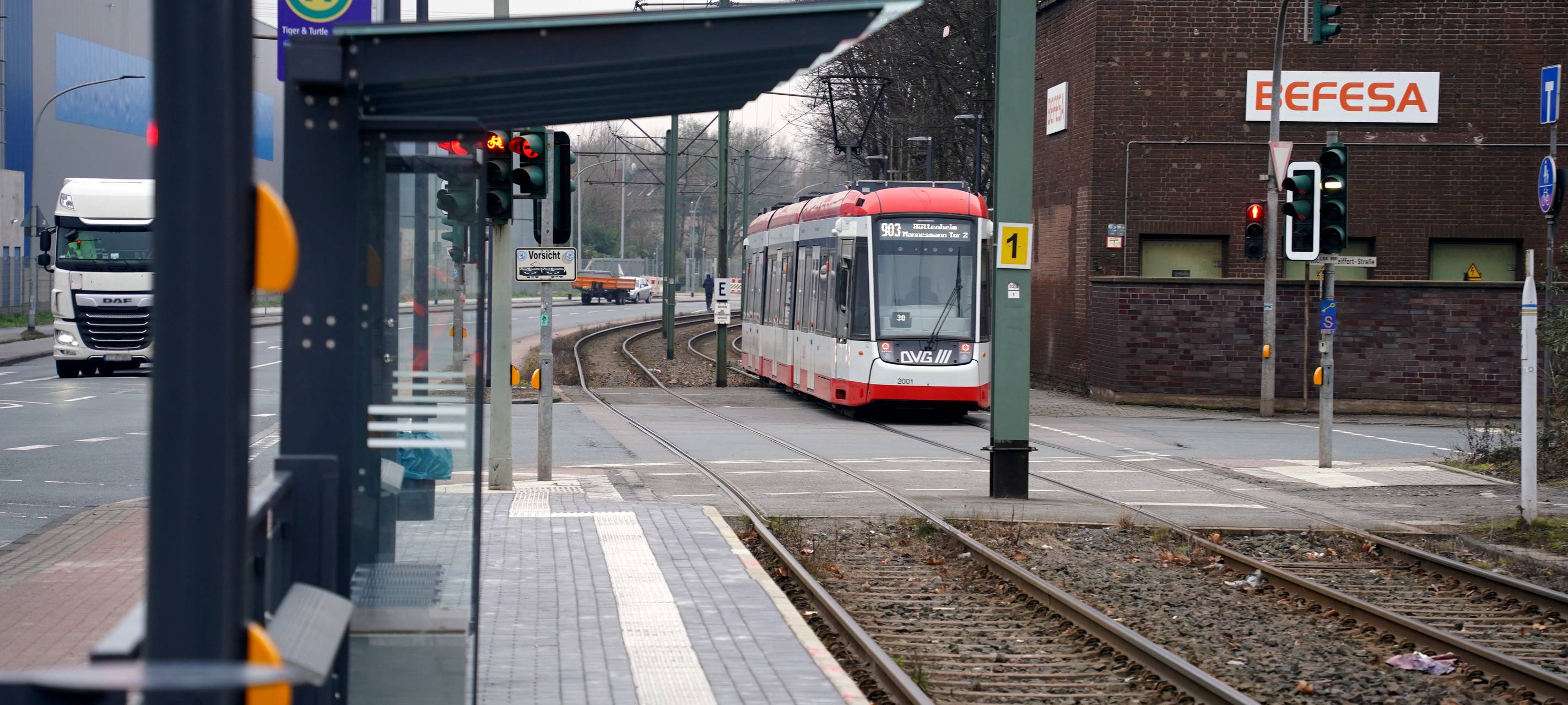 Eine Straßenbahn der Linie 903 an der Duisburger Haltestelle "Tiger & Turtle"