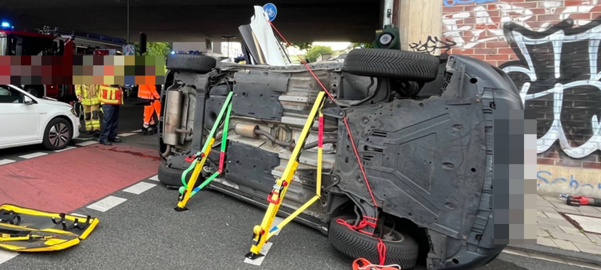 Verkehrsunfall in Duisburg: Auto kippt auf die Seite