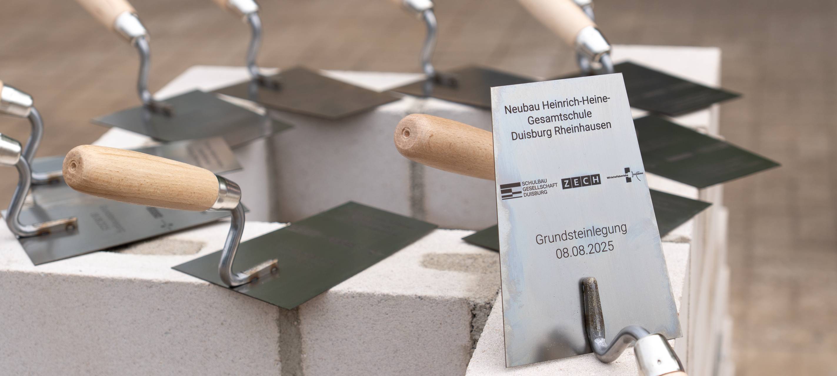 An der Heinrich-Heine-Gesamtschule in Rheinhausen wurde der Grundstein für den Neubau gelegt.