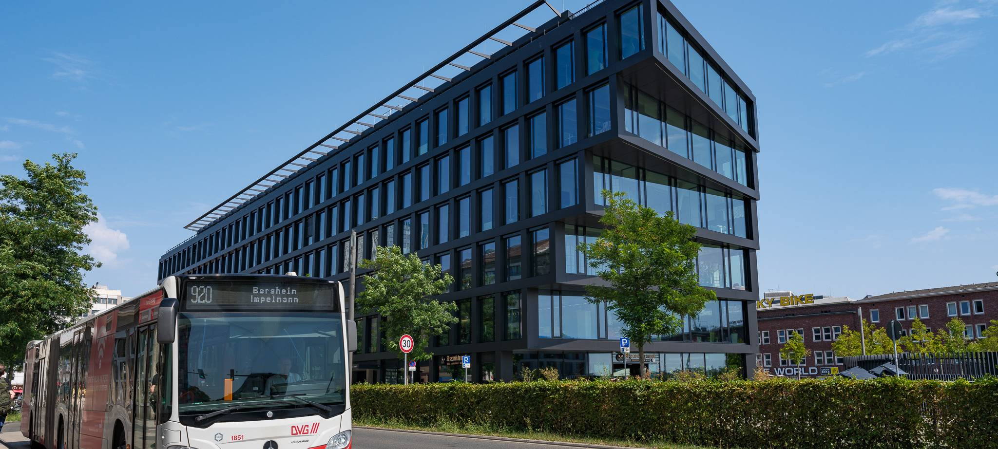 DVG baut neue Busschleuse an der Karl-Jarres-Straße