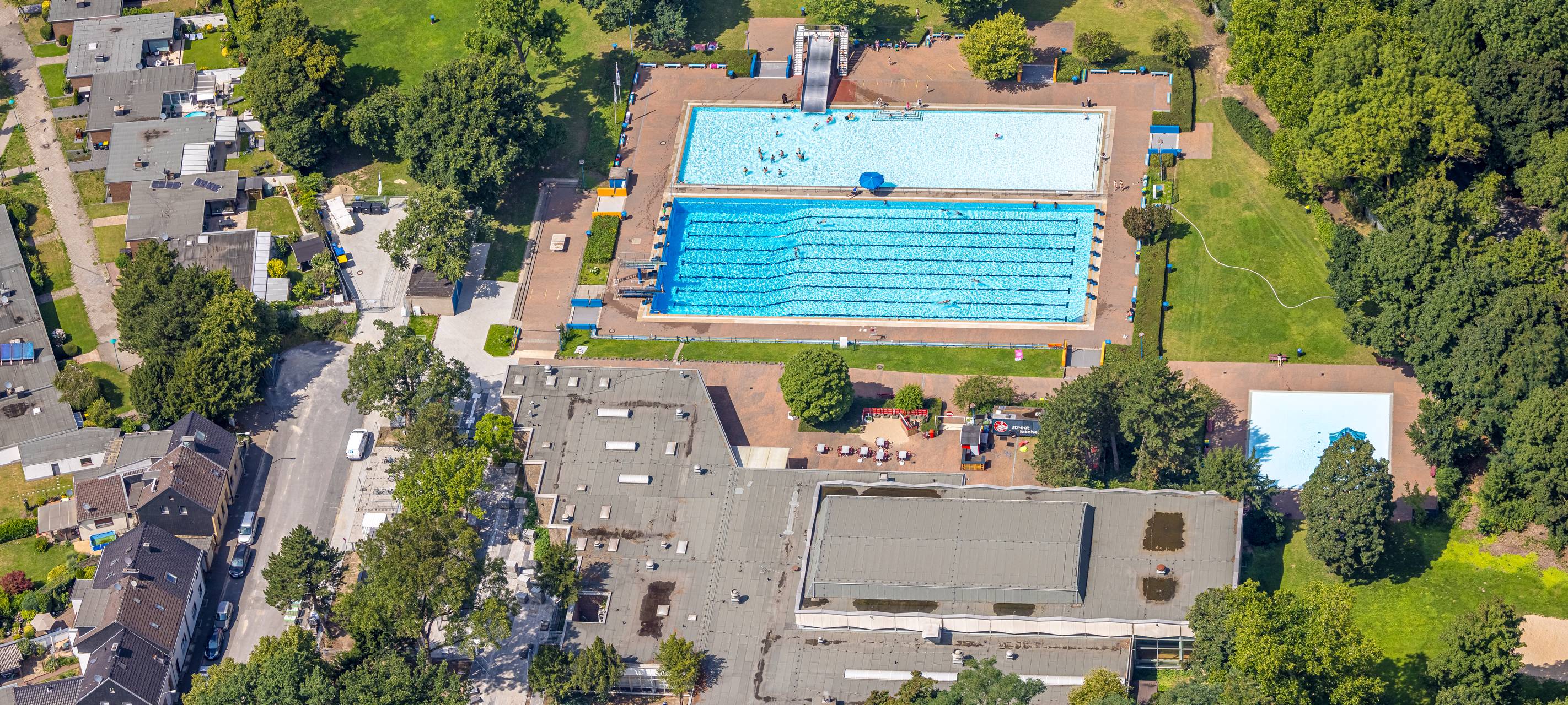 Freibad Homberg mit neuem Eingangsbereich