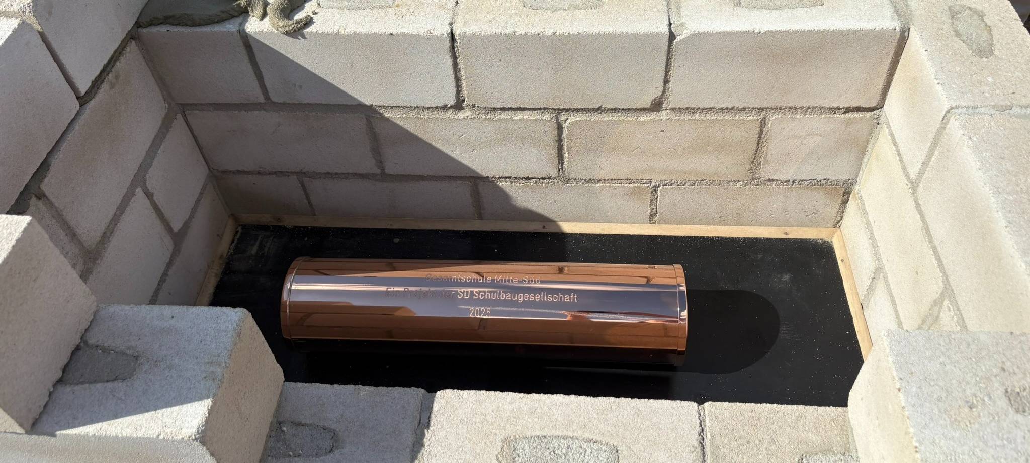 Die Zeitkapsel der Gesamtschule Mitte-Süd wurde auf der Baustelle des neuen Schulgebäudes vergraben