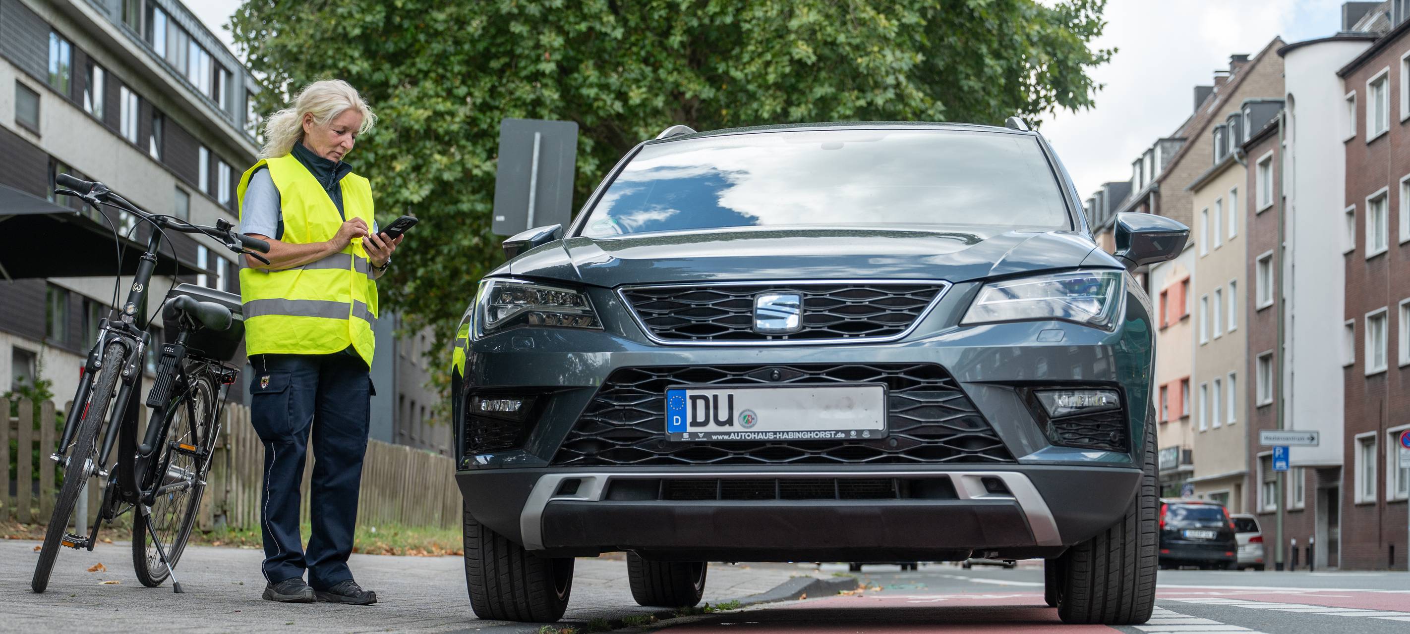 Mitarbeiter der Verkehrsüberwachung sind mit dem Fahrrad im gesamten Stadtgebiet unterwegs.