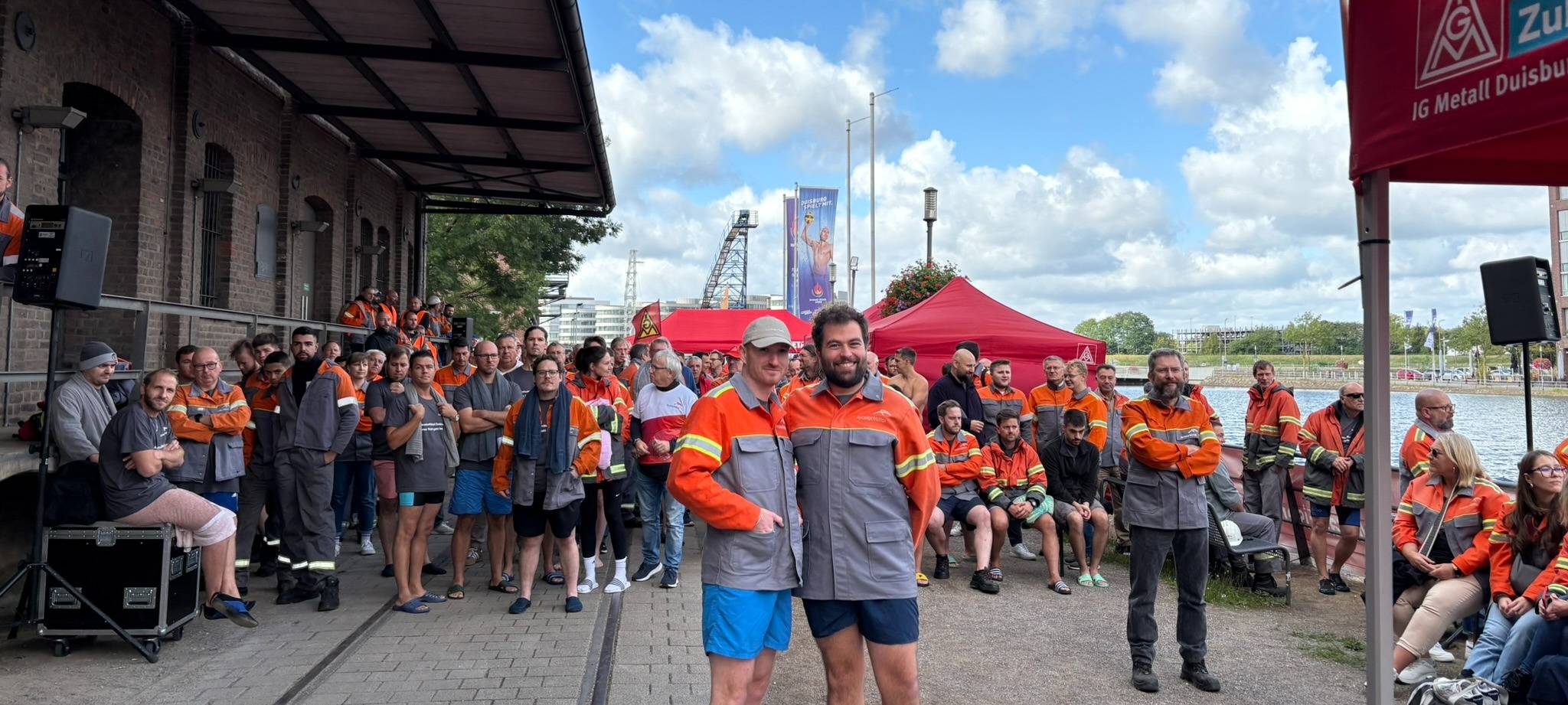 Duisburger Stahlarbeiter steigen für Protest ins Hafenbecken