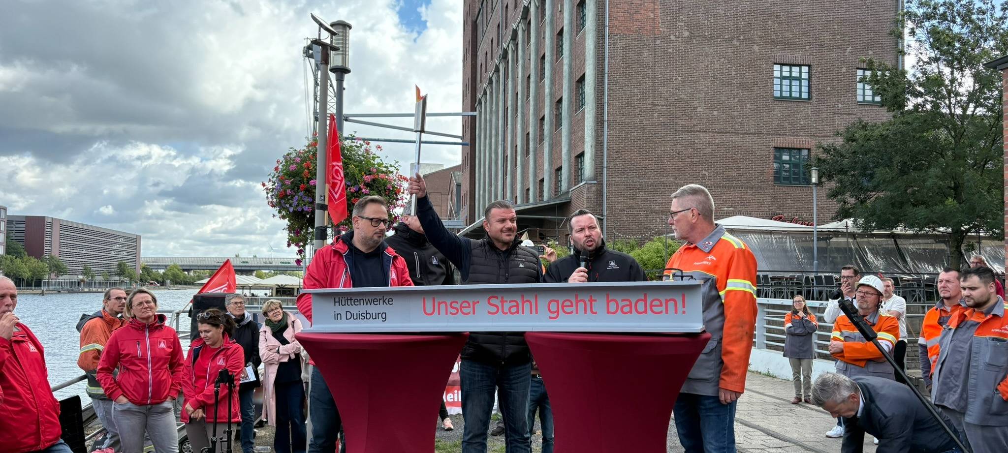 Duisburger Stahlarbeiter steigen für Protest ins Hafenbecken