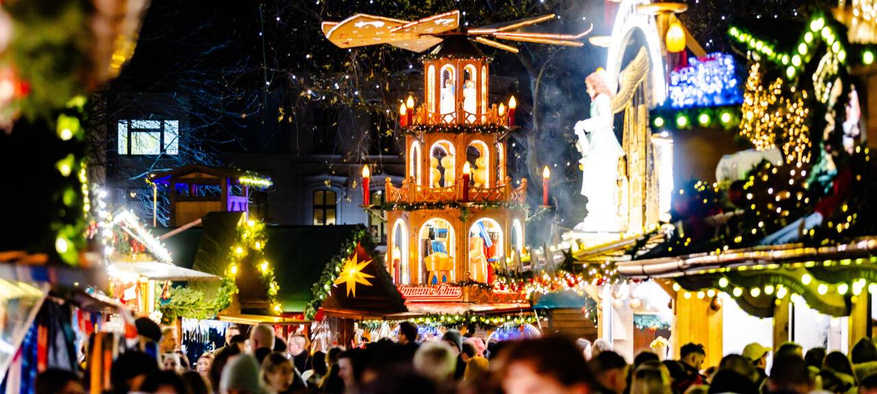 Der Bonner Weihnachtsmarkt 2024 verwandelt die Innenstadt der Bundesstadt, wie hier auf dem Münsterplatz vor dem Bonner Münster wieder in eine stimmungsvolle Budenstadt.