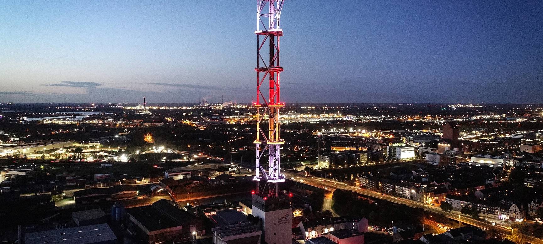 Stadtwerketurm leuchtet in Schwarz Rot Gold