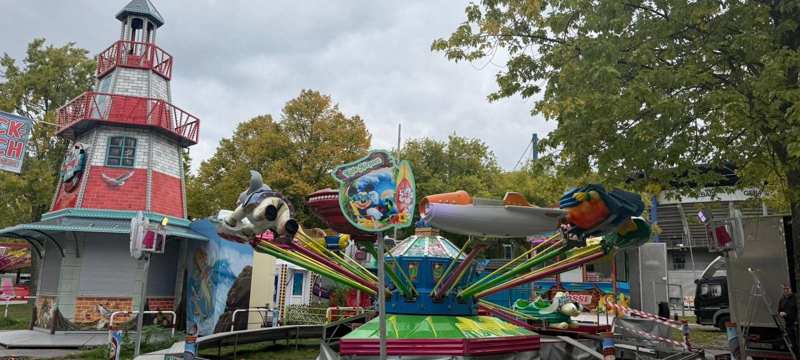 Erste Herbstkirmes in Duisburg vor der MSV-Arena