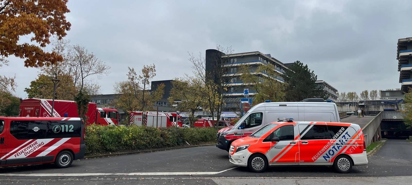 Großeinsatz am Kalkweg: Klinikum wegen möglichem Substanzaustritt gesperrt