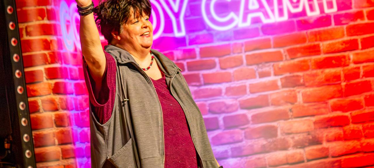 Das Comedy Camp 2025 startete in Unna in der Stadthalle. Auf der Bühne zu sehen: Ingrid Kühne.