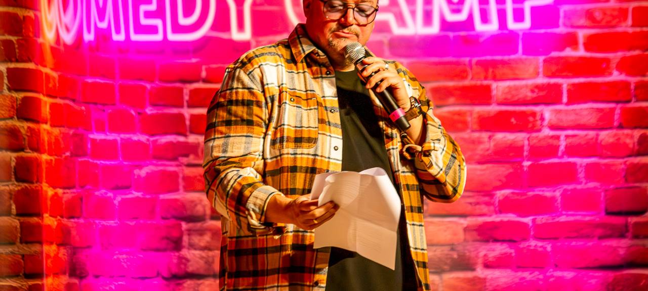 Das Comedy Camp 2025 startete in Unna in der Stadthalle. Auf der Bühne zu sehen: Gastgeber Jürgen Bangert.