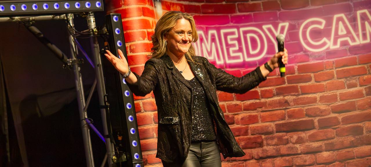 Das Comedy Camp 2025 war in Legden im Dorf Münsterland. Auf der Bühne zu sehen: Lisa Feller