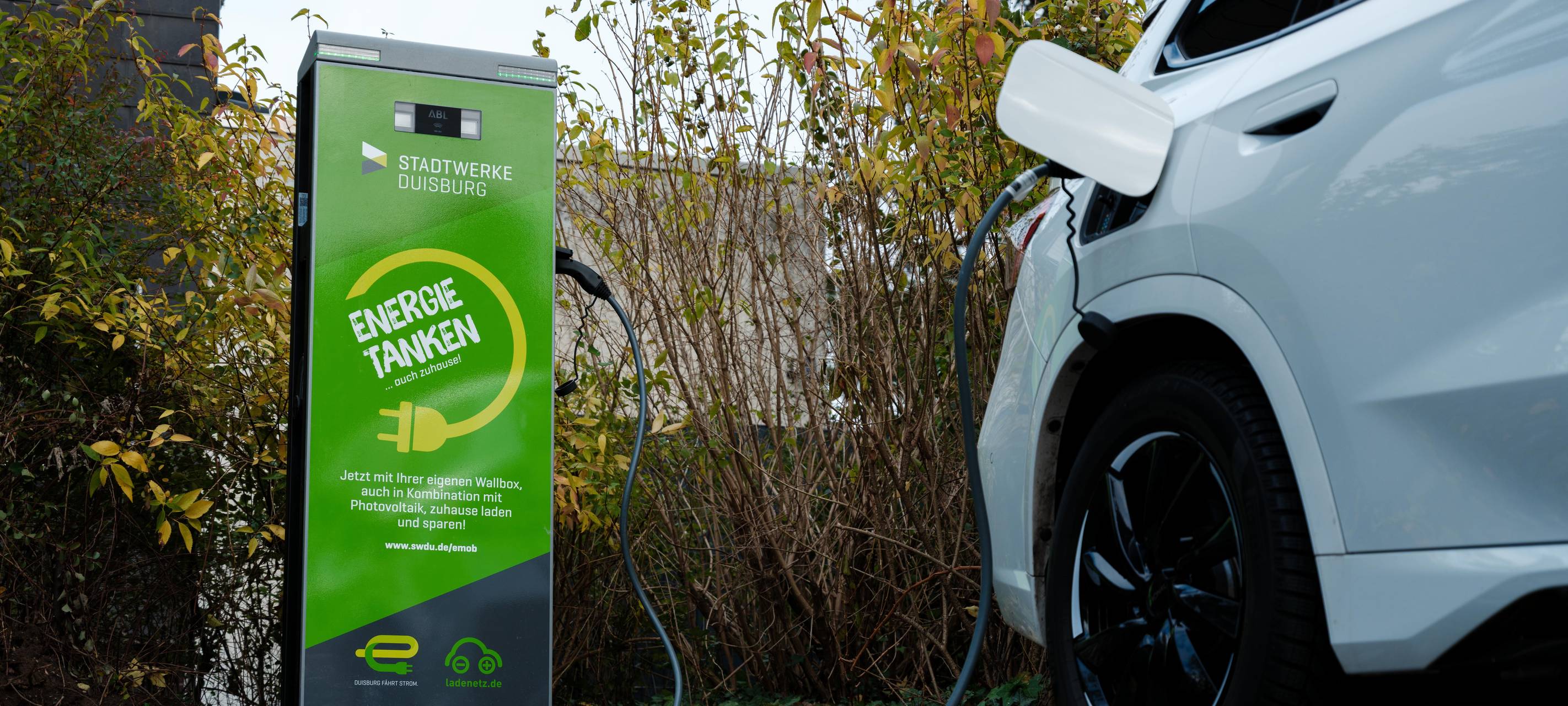 Duisburg baut Ladenetz aus: Zwölf neue Ladepunkte für E-Autos