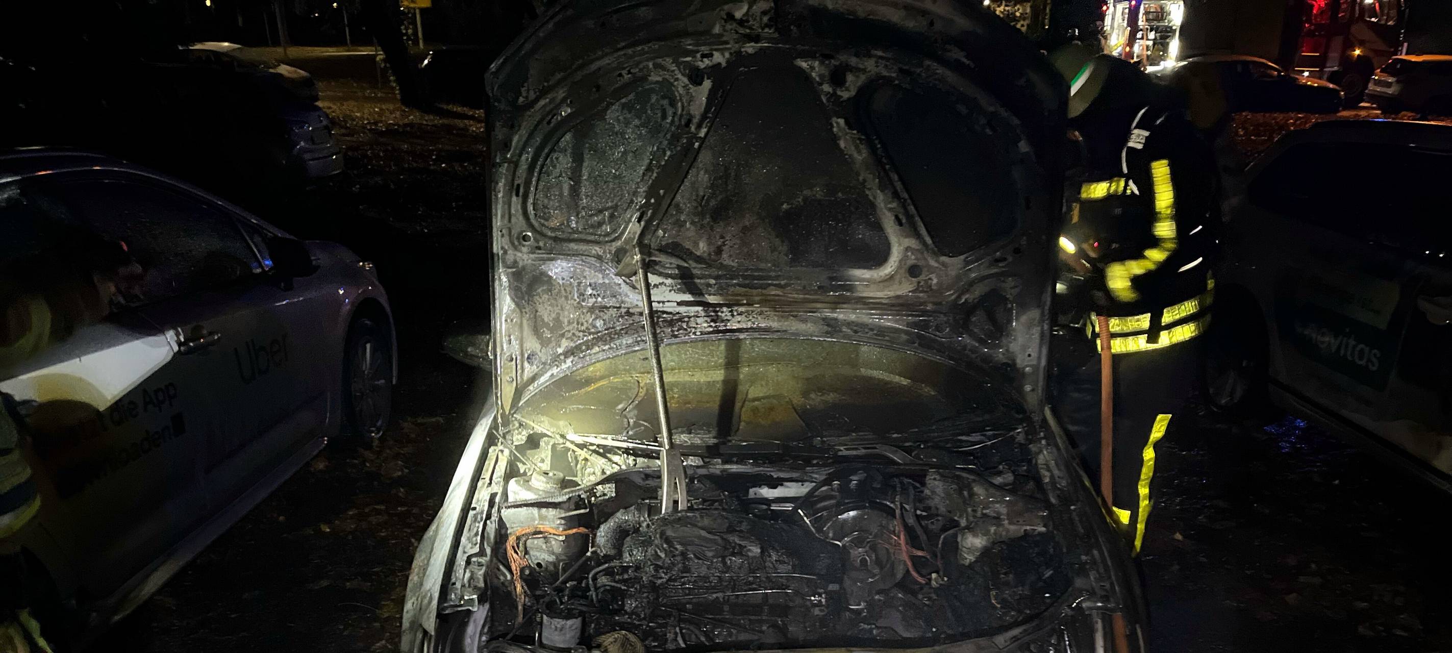 Duisburg-Homberg: Audi brennt völlig aus – zwei weitere Autos beschädigt