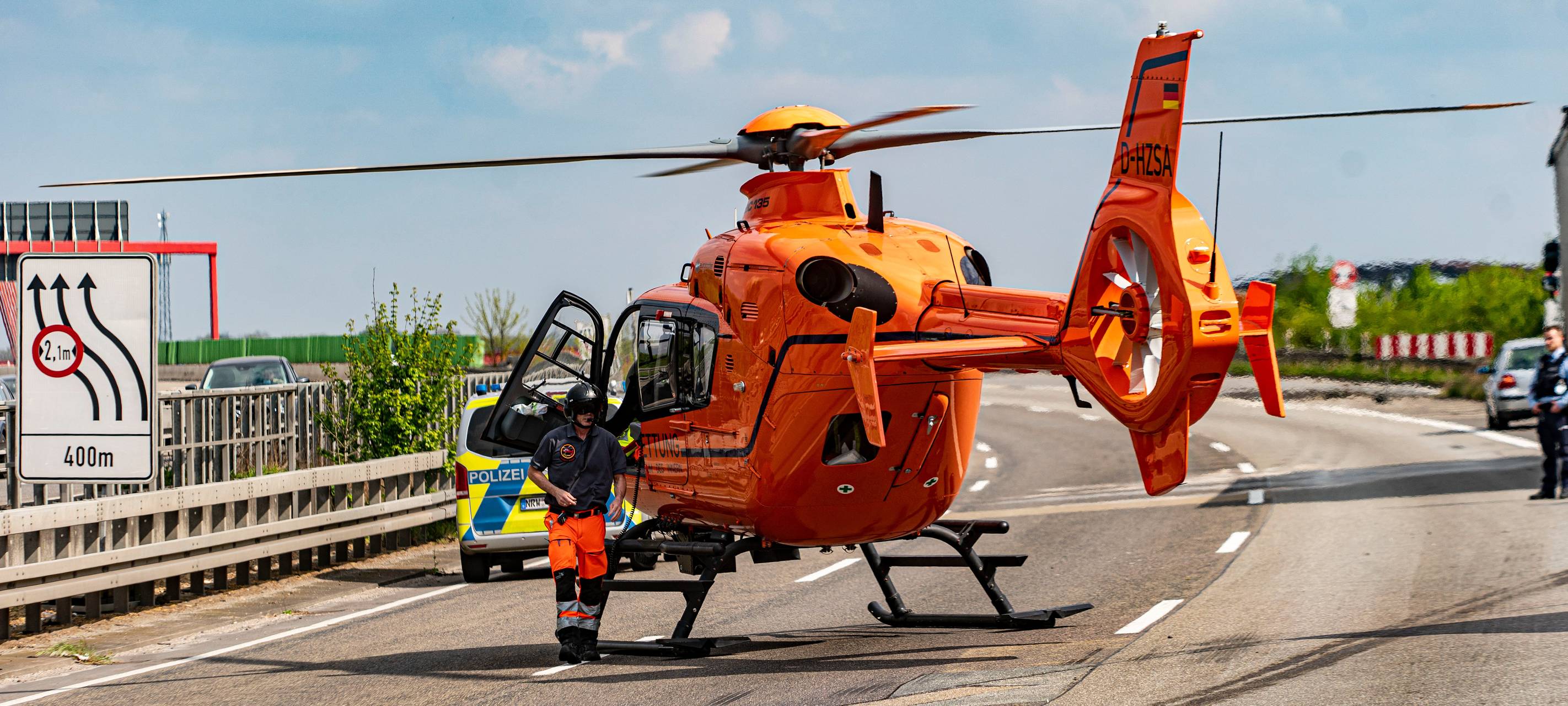 Zwei Unfälle auf der A42: Fahrer übersteht Überschlag unverletzt