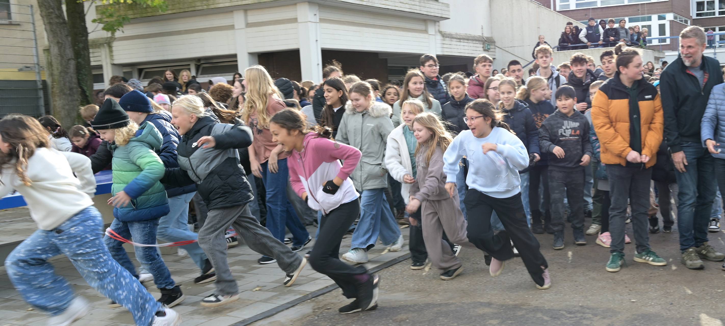 Duisburg: Neuer Schulhof mit Calisthenics-Anlage eröffnet