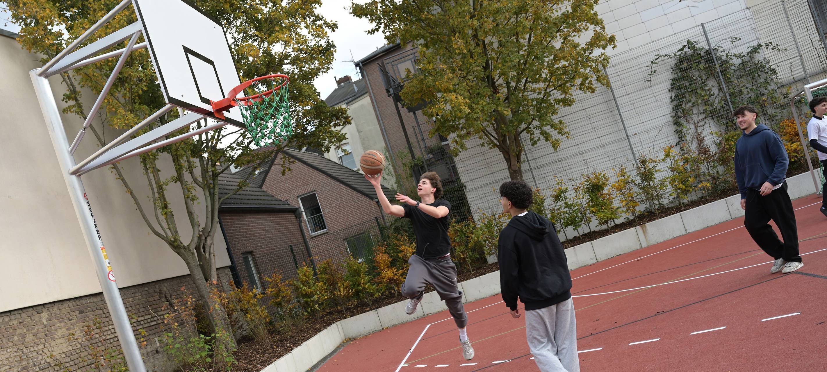 Duisburg: Neuer Schulhof mit Calisthenics-Anlage eröffnet