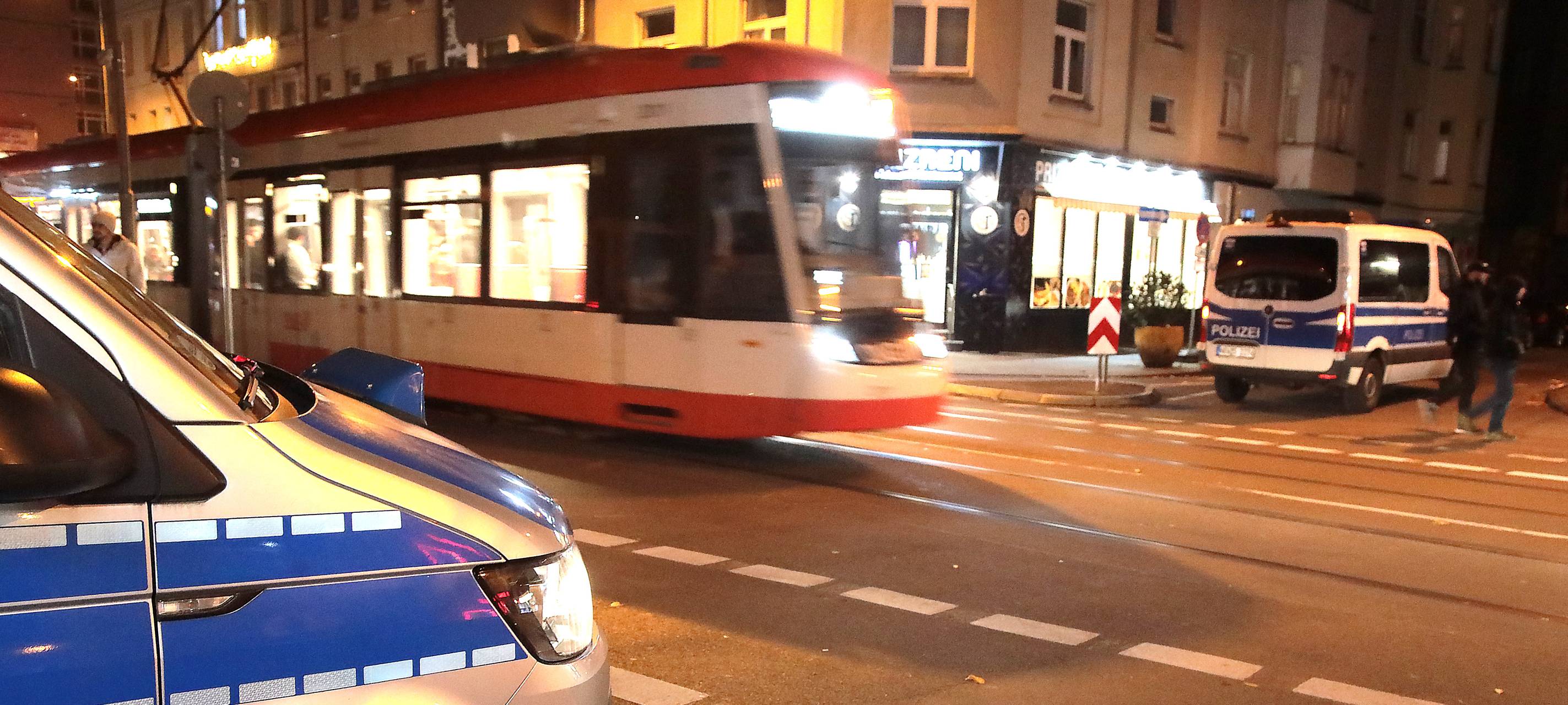 Polizeifahrzeuge und Straßenbahn in Hochfeld